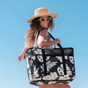 ALOHA Collection COLLAPSIBLE BEACH TOTE in black and white